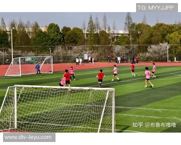 山东大学足球赛激情四溢学子们在绿茵场上挥洒汗水展现青春风采 山东大学足球赛激情四溢学子们在绿茵场上挥洒汗水展现青春风采